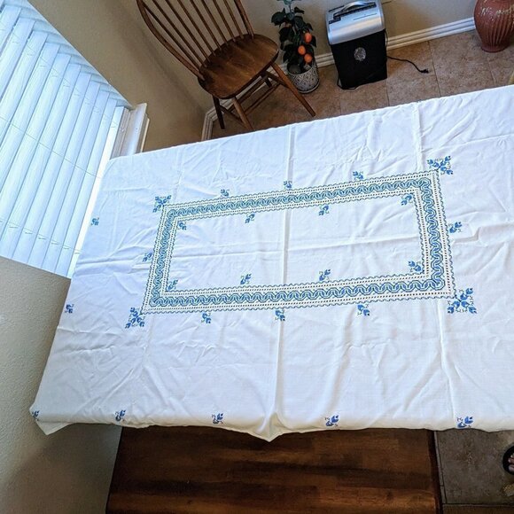 Gorgeous Embroidered Linen Tablecloth 42"x62" - Picture 12 of 13